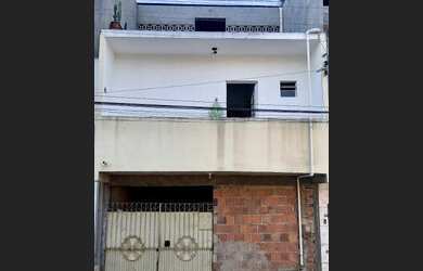 Imagem: A casa possui 4 Dormitórios, 4 Banheiros, 2 Vagas na garagem