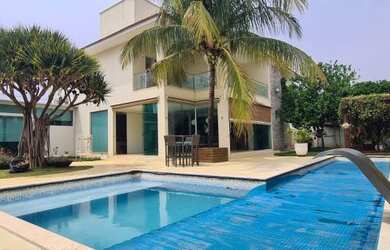 Imagem: A casa em condomínio possui 4 Dormitórios, 5 Banheiros, 400m²