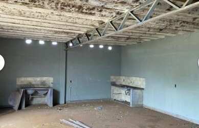 Imagem: O depósito possui 2 Vagas na garagem, 261m² de Área e está