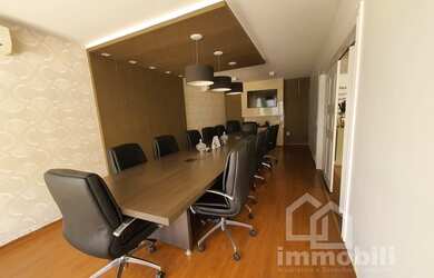 Imagem: A casa possui 4 Dormitórios, 5 Banheiros, 5 Vagas na garagem