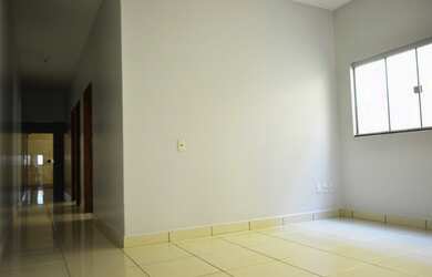 Imagem: A casa possui 3 Dormitórios, 2 Banheiros, 2 Vagas na garagem