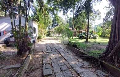 Imagem: A casa possui 4 Dormitórios, 4 Banheiros, 5 Vagas na garagem