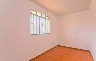 Imagem: A casa possui 3 Dormitórios, 2 Banheiros, 1 Vaga na garagem