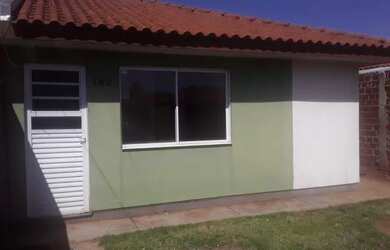 Imagem: A casa possui 2 Dormitórios, 1 Banheiro, 1 Vaga na garagem