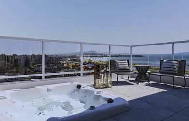 Imagem: O apartamento possui 3 Dormitórios, 2 Banheiros, 2 Vagas na