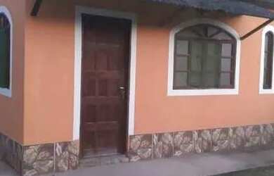 Imagem: A casa possui 1 Dormitório, 1 Banheiro, 1 Vaga na garagem e