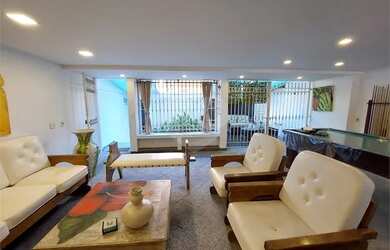 Imagem: A casa possui 4 Dormitórios, 5 Banheiros, 1 Vaga na garagem