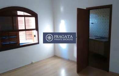 Imagem: A casa possui 4 Dormitórios, 3 Banheiros, 2 Vagas na garagem