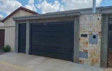 Imagem: A casa possui 3 Dormitórios, 2 Banheiros, 2 Vagas na garagem