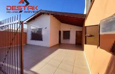 Imagem: A casa possui 2 Dormitórios, 3 Banheiros, 2 Vagas na garagem