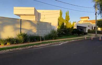 Imagem: A casa em condomínio possui 4 Dormitórios, 1 Banheiro, 5 Vagas