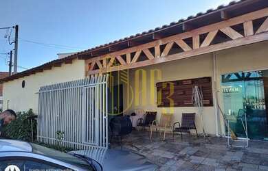 Imagem: A casa possui 2 Dormitórios, 3 Banheiros, 2 Vagas na garagem