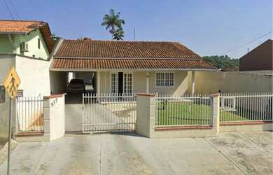 Imagem: A casa possui 3 Dormitórios, 2 Banheiros, 3 Vagas na garagem