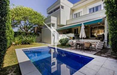 Imagem: A casa possui 3 Dormitórios, 3 Banheiros, 3 Vagas na garagem