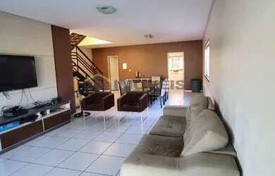 Imagem: A casa possui 5 Dormitórios, 2 Banheiros, 5 Vagas na garagem