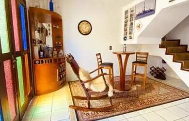 Imagem: A casa possui 5 Dormitórios, 3 Banheiros, 2 Vagas na garagem