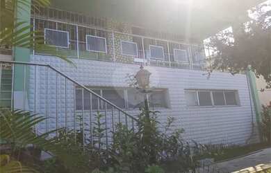 Imagem: A casa à venda possui 5 Dormitórios, 2 Banheiros, 3 Vagas