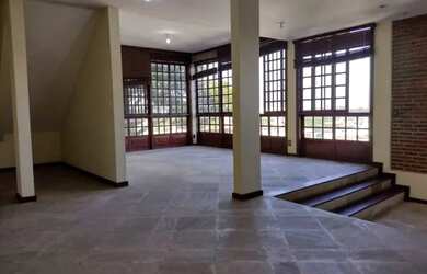 Imagem: A casa possui 3 Dormitórios, 4 Banheiros, 2 Vagas na garagem