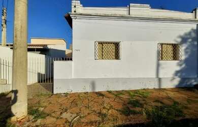 Imagem: A casa possui 2 Dormitórios, 1 Banheiro, 1 Vaga na garagem