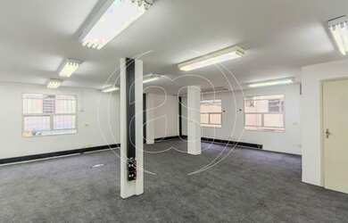 Imagem: O depósito possui 5 Vagas na garagem e 1220m² de Área e está