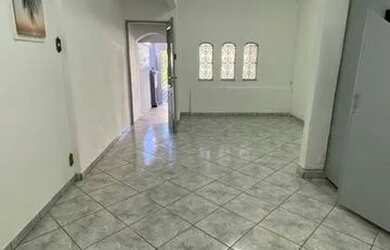 Imagem: A casa possui 1 Dormitório, 1 Banheiro, 1 Vaga na garagem