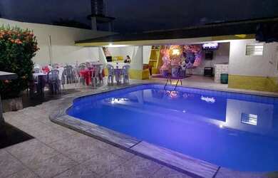 Imagem: A casa possui 1 Dormitório, 2 Banheiros, 3 Vagas na garagem