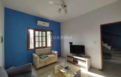 Imagem: A casa possui 3 Dormitórios, 3 Banheiros, 2 Vagas na garagem