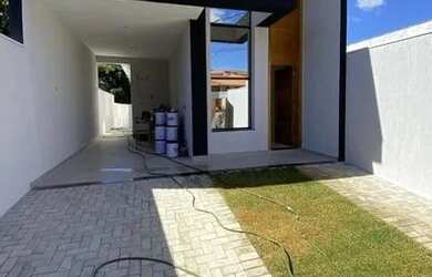 Imagem: A casa possui 3 Dormitórios, 2 Banheiros, 2 Vagas na garagem