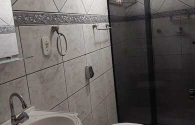 Imagem: A casa possui 2 Dormitórios, 2 Banheiros e 1 Vaga na garagem