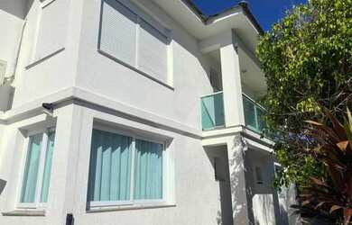 Imagem: A casa possui 5 Dormitórios, 5 Banheiros, 3 Vagas na garagem