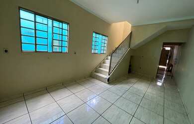 Imagem: A casa possui 3 Dormitórios, 3 Banheiros, 2 Vagas na garagem