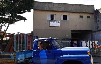 Imagem: O depósito possui 3 Vagas na garagem, 450m² de Área e está