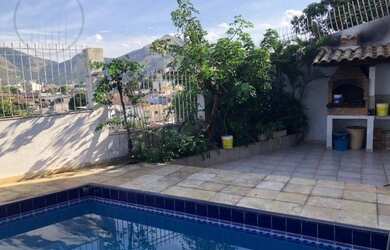 Imagem: A casa possui 4 Dormitórios, 4 Banheiros, 5 Vagas na garagem