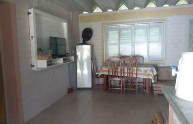 Imagem: A casa possui 2 Dormitórios, 1 Banheiro, 2 Vagas na garagem