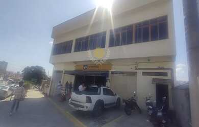 Imagem: O depósito possui 3 Vagas na garagem, 660m² de Área e está