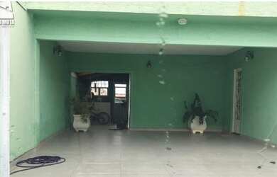 Imagem: A casa possui 3 Dormitórios, 2 Banheiros, 3 Vagas na garagem