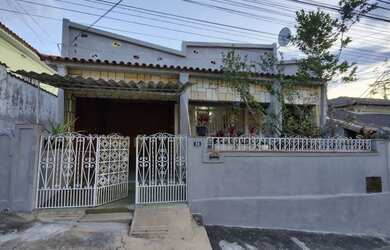 Imagem: A casa possui 3 Dormitórios, 2 Banheiros, 1 Vaga na garagem