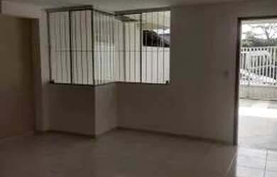 Imagem: A casa possui 4 Dormitórios, 5 Banheiros, 2 Vagas na garagem