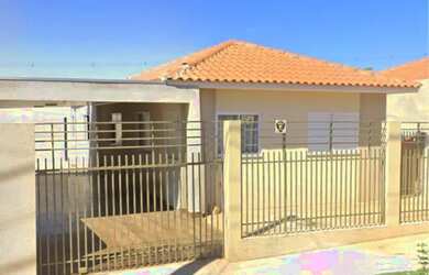 Imagem: A casa possui 2 Dormitórios, 1 Banheiro, 2 Vagas na garagem