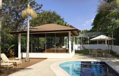 Imagem: A casa em condomínio possui 4 Dormitórios, 5 Banheiros, 4