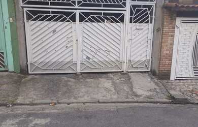 Imagem: A casa possui 2 Dormitórios, 2 Banheiros, 2 Vagas na garagem