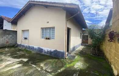 Imagem: A casa possui 2 Dormitórios, 1 Banheiro, 2 Vagas na garagem