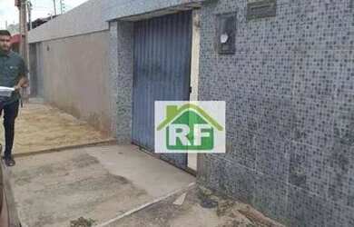 Imagem: A casa possui 3 Dormitórios, 1 Banheiro, 1 Vaga na garagem