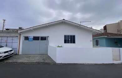 Imagem: A casa possui 3 Dormitórios, 1 Banheiro, 1 Vaga na garagem