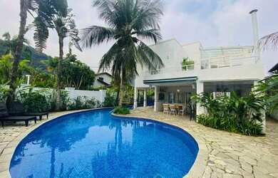 Imagem: A casa possui 5 Dormitórios, 5 Banheiros, 3 Vagas na garagem