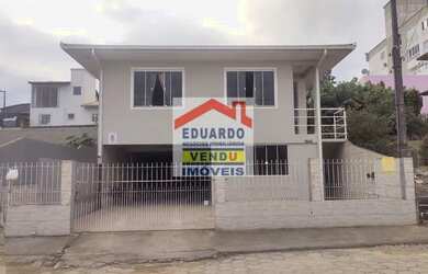 Imagem: A casa possui 3 Dormitórios, 2 Banheiros, 3 Vagas na garagem