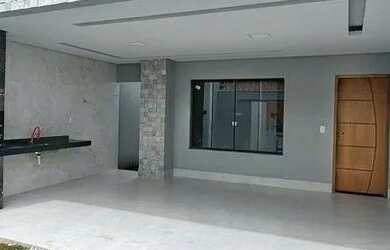 Imagem: A casa possui 3 Dormitórios, 1 Banheiro, 2 Vagas na garagem