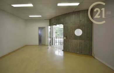 Imagem: O depósito possui 5 Vagas na garagem, 1.970m² de Área e