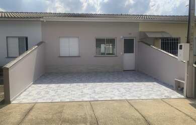 Imagem: A casa em condomínio possui 2 Dormitórios, 1 Banheiro, 2 Vagas