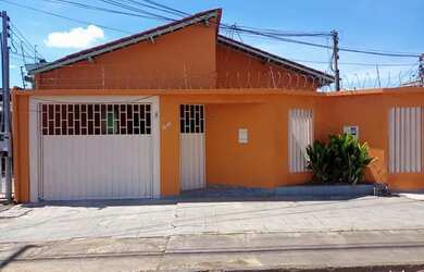 Imagem: A casa possui 3 Dormitórios, 2 Banheiros, 2 Vagas na garagem